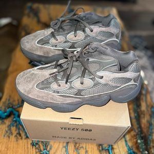 Yeezy 500 Men’s Size 7.5 Women’s Size 8.5 New Authentic